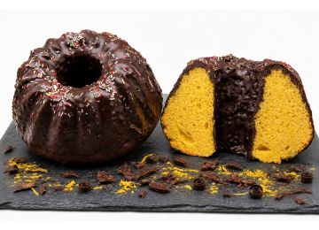 Runder Sandkuchen mit Schokoladenüberzug